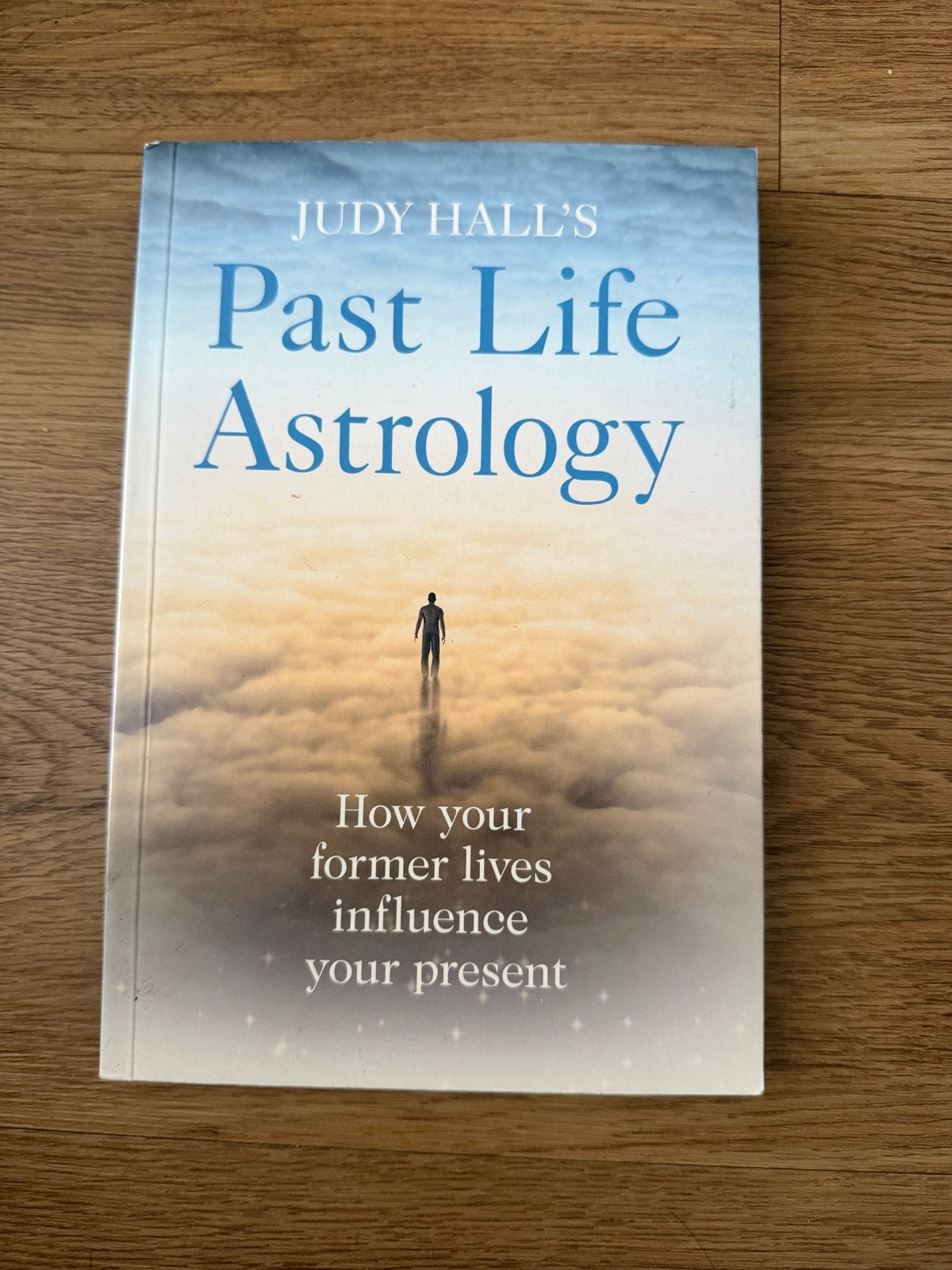 Past Life Astrology: How former lives influence your present, Boeken, Ophalen of Verzenden, Zo goed als nieuw, Astrologie, Achtergrond en Informatie