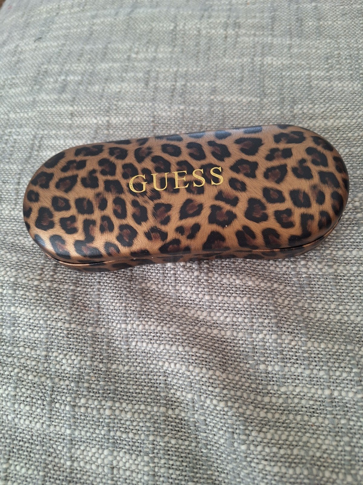 Guess brillenkoker met luipaardprint, Sieraden, Tassen en Uiterlijk, Overige merken, Gebruikt, Bruin, Ophalen of Verzenden