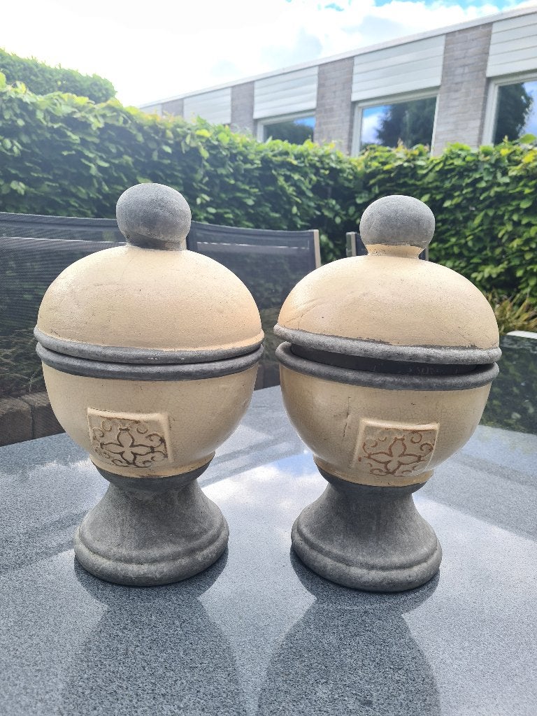 Twee decoratieve aardewerken tuinpotten, Tuin en Terras, Ophalen of Verzenden, Zo goed als nieuw