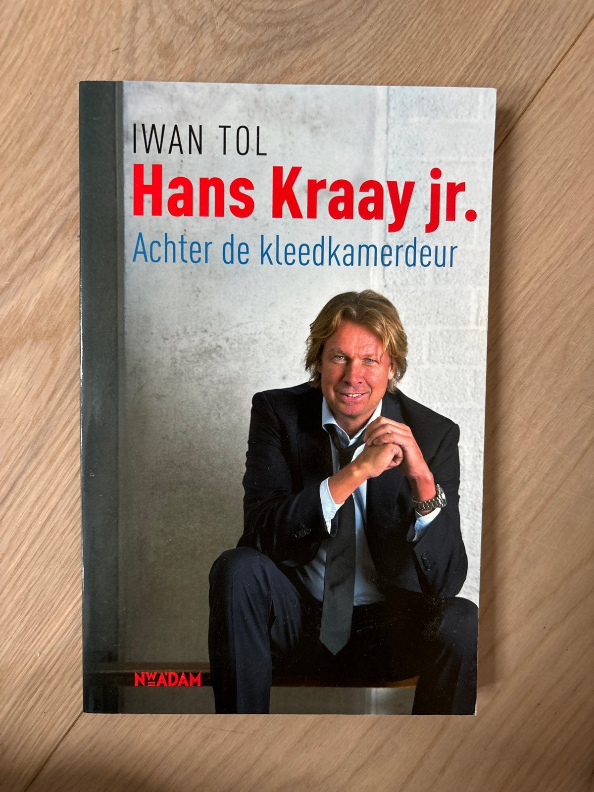 Hans Kraay jr. - Achter de kleedkamerdeur (Iwan Tol), Ophalen of Verzenden, Gelezen