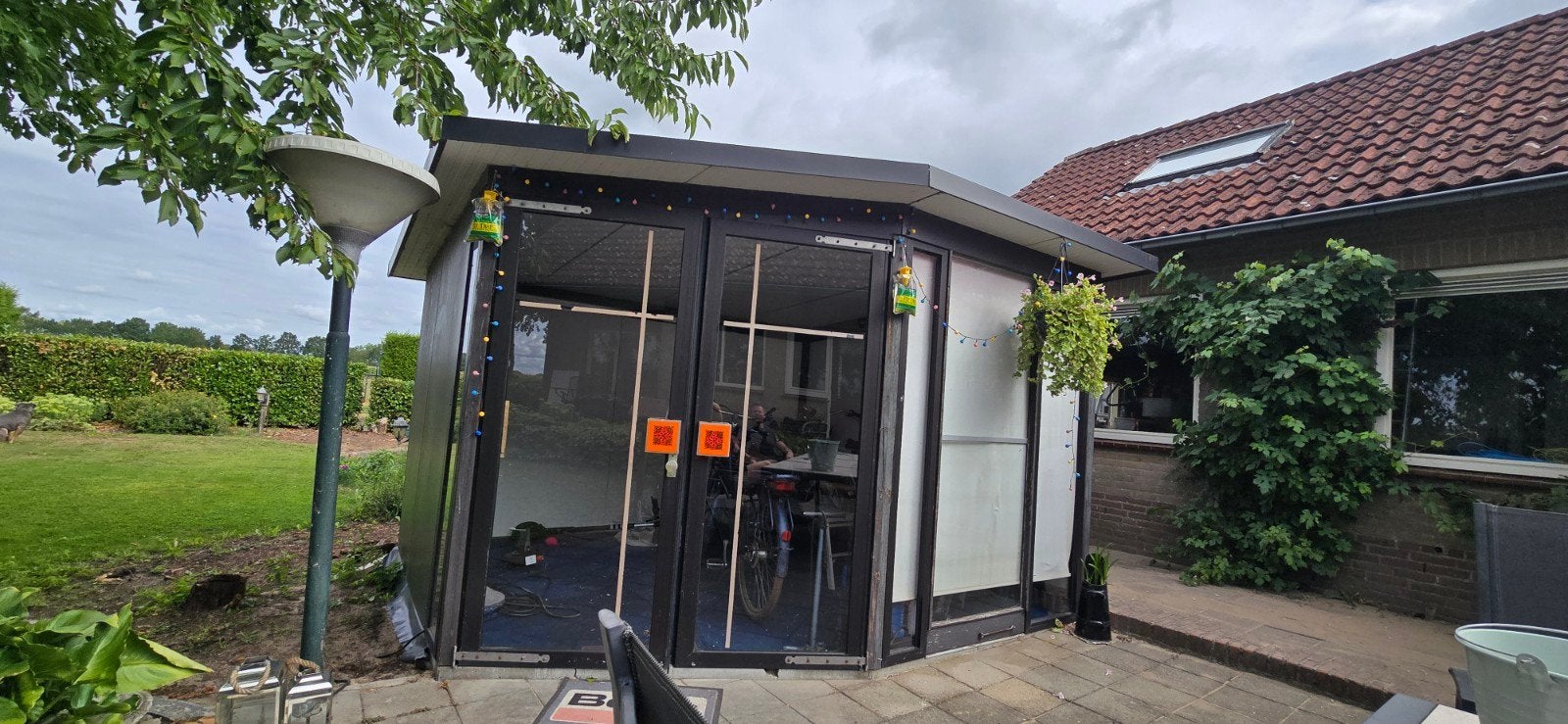 Geïsoleerd tuinhuis/fietsenhok met glazen deuren, Ophalen, Gebruikt