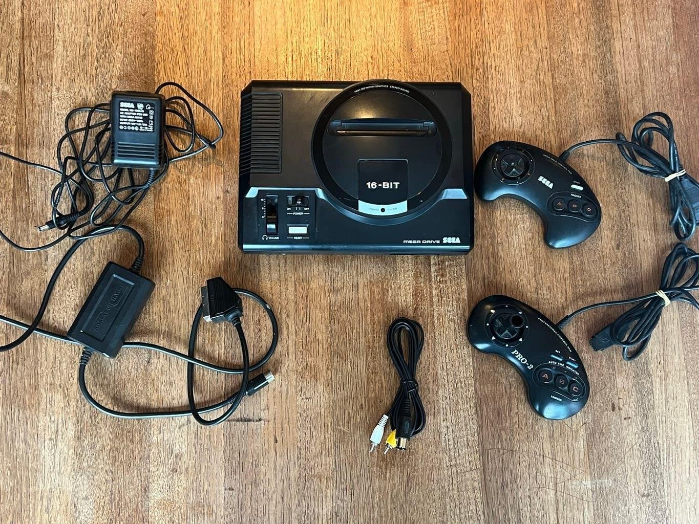 Sega Mega Drive 16-bit Console met 2 controllers, Ophalen, Gebruikt, Met 2 controllers, Mega Drive