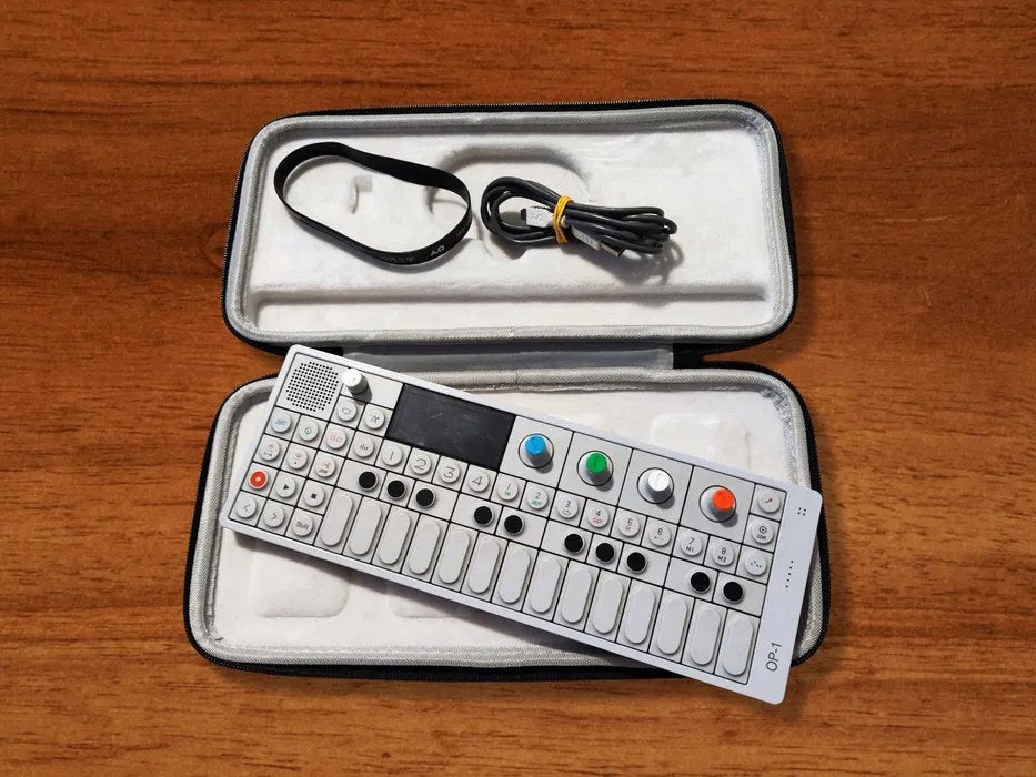 Teenage Engineering OP-1, Muziek en Instrumenten, Synthesizers, Overige merken, Met midi-aansluiting, Zo goed als nieuw, Overige aantallen