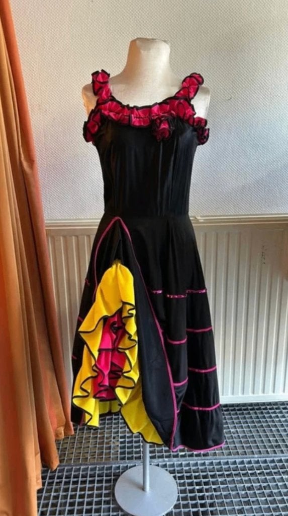Zwarte Spaanse Jurk met Roze en Gele Ruffles, Carnaval, Ophalen of Verzenden, Zo goed als nieuw, Kleding