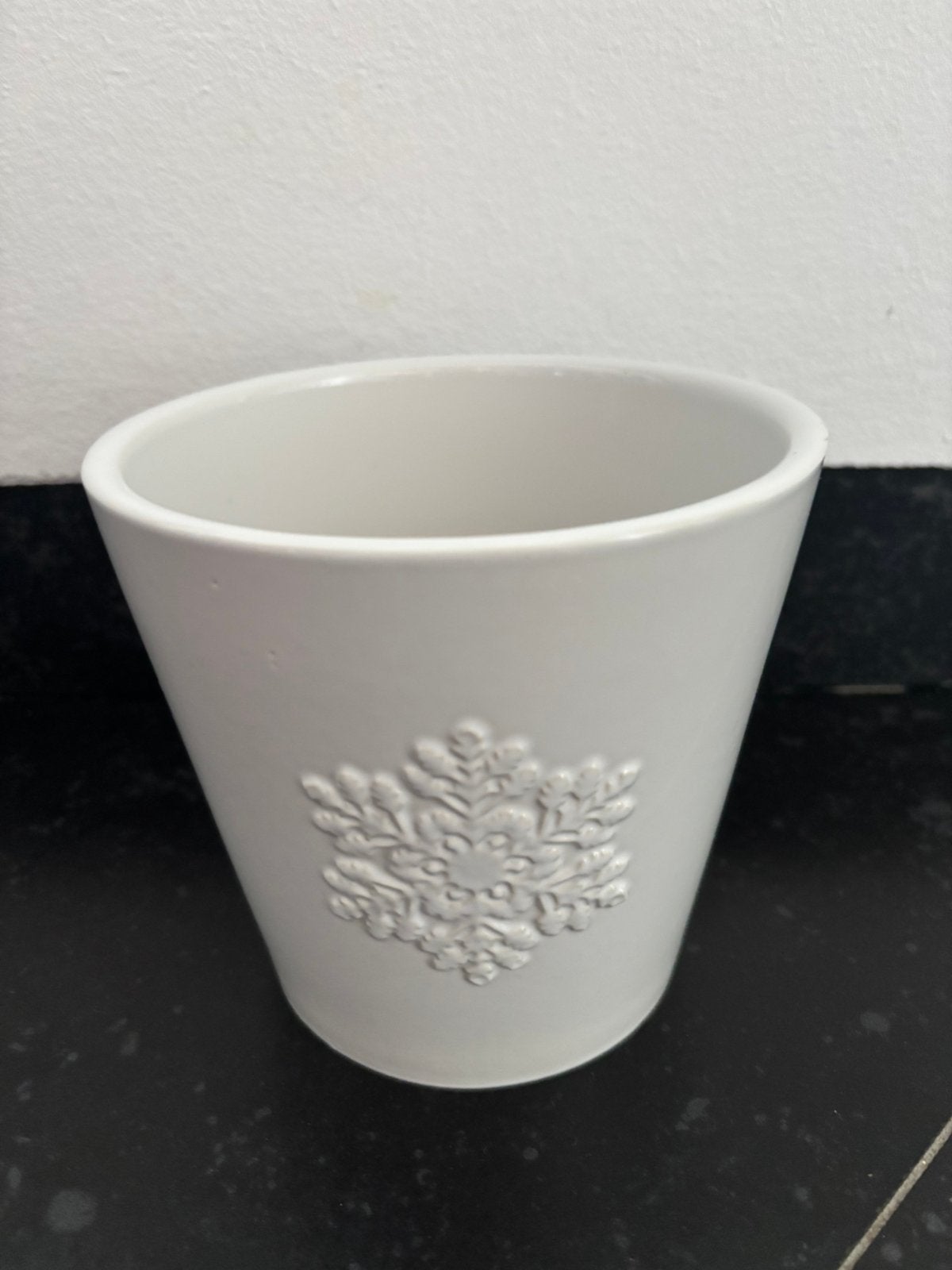 Witte bloempot doorsnede 14cm hoogte 13cm, Tuin en Terras, Ophalen, Rond, Zo goed als nieuw, Aardewerk