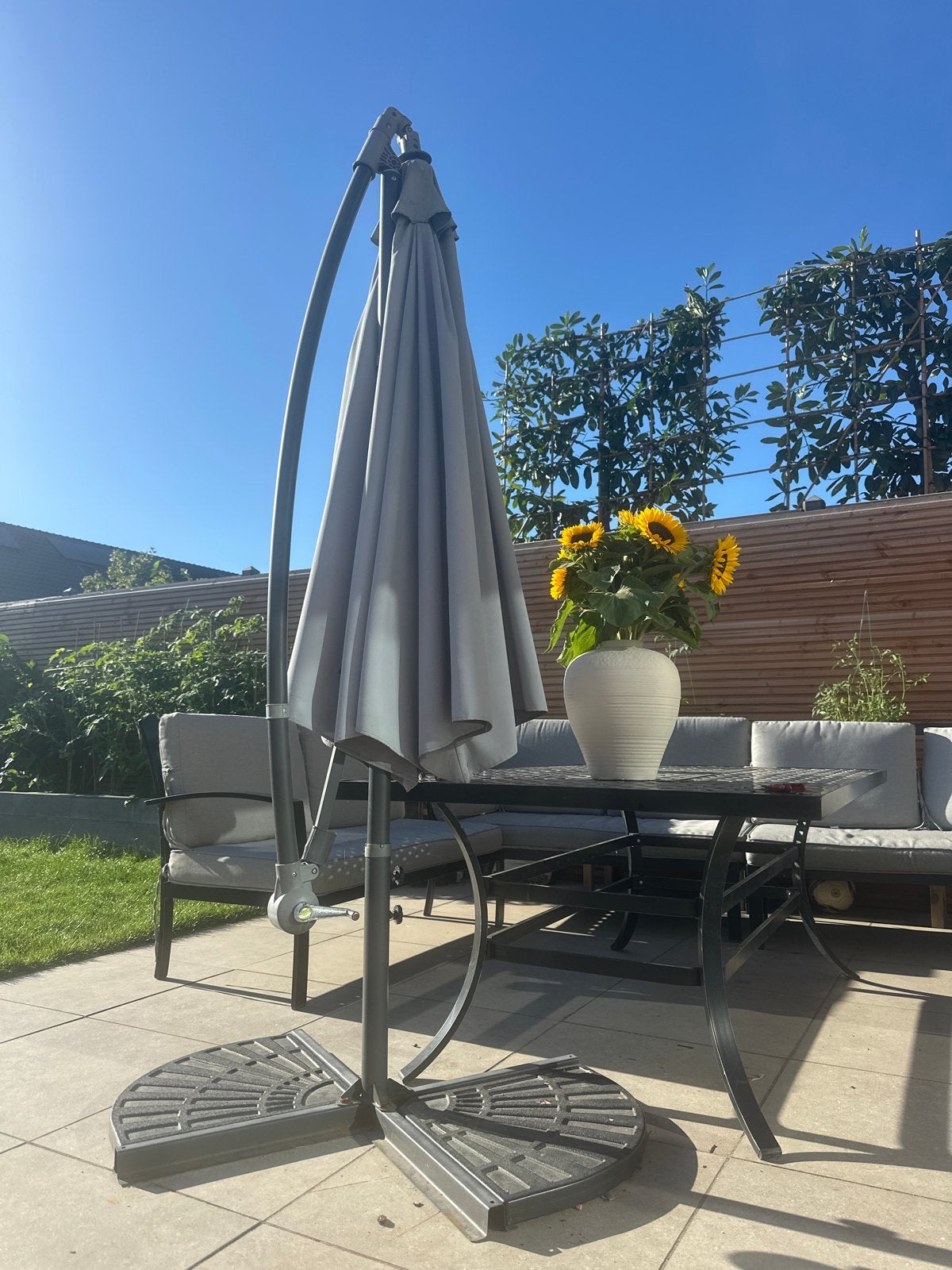 Grijze zweefparasol met voet - gebruikt GRATIS, Ophalen, Verstelbaar, 2 tot 3 meter, Zweefparasol