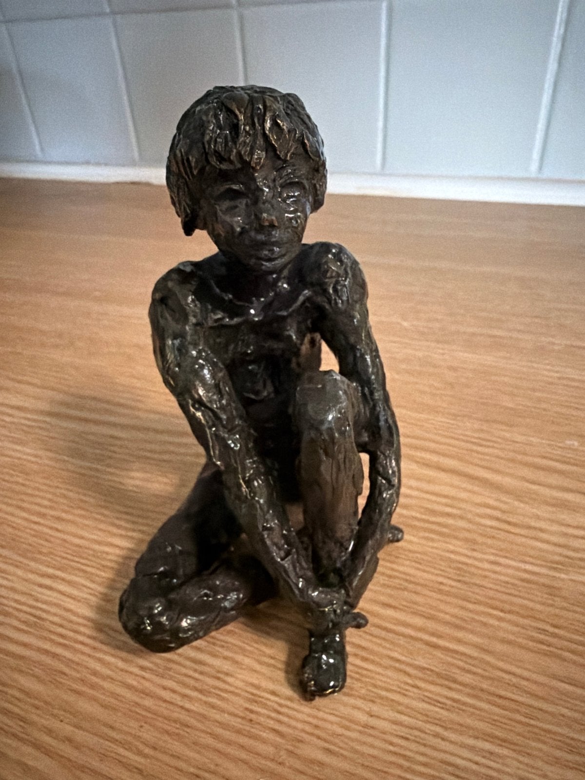 Bronzen beeldje van zittende jongen - Astrid Veldhuyzen, Ophalen of Verzenden