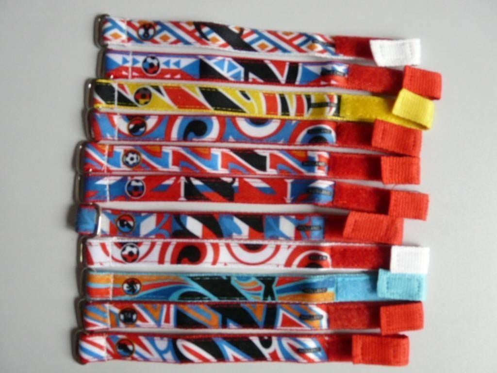 Polsbandjes EK voetbal 2012 (2 foto's), Ophalen of Verzenden, Zo goed als nieuw, Buitenlandse clubs, Overige typen