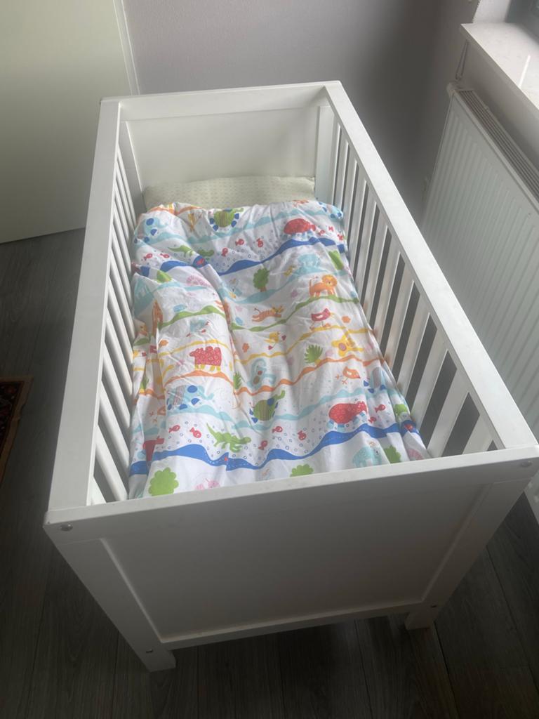 Mooi en onbeschadigd kinderbedje met toebehoren, Kinderen en Baby's, Babywiegjes en Ledikanten, Ophalen, Zo goed als nieuw, Ledikant