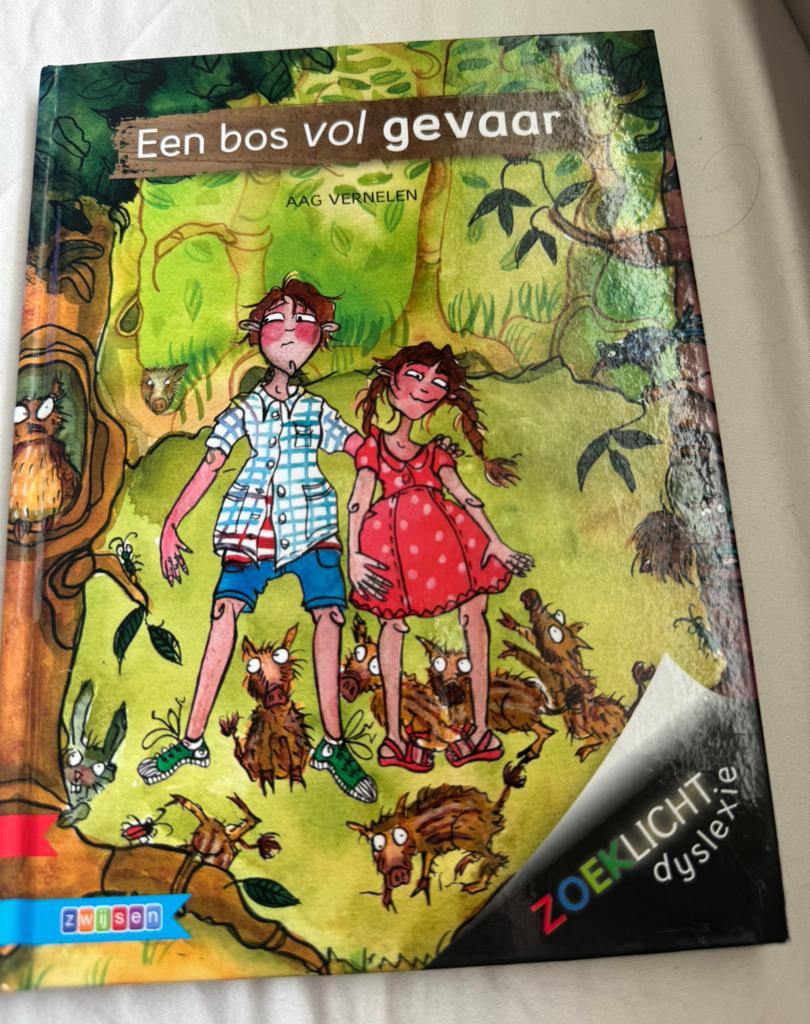 Een bos vol gevaar-Aag Vernelen (voor kinderen met dyslexie), Boeken, Verzenden, Zo goed als nieuw, Fictie algemeen