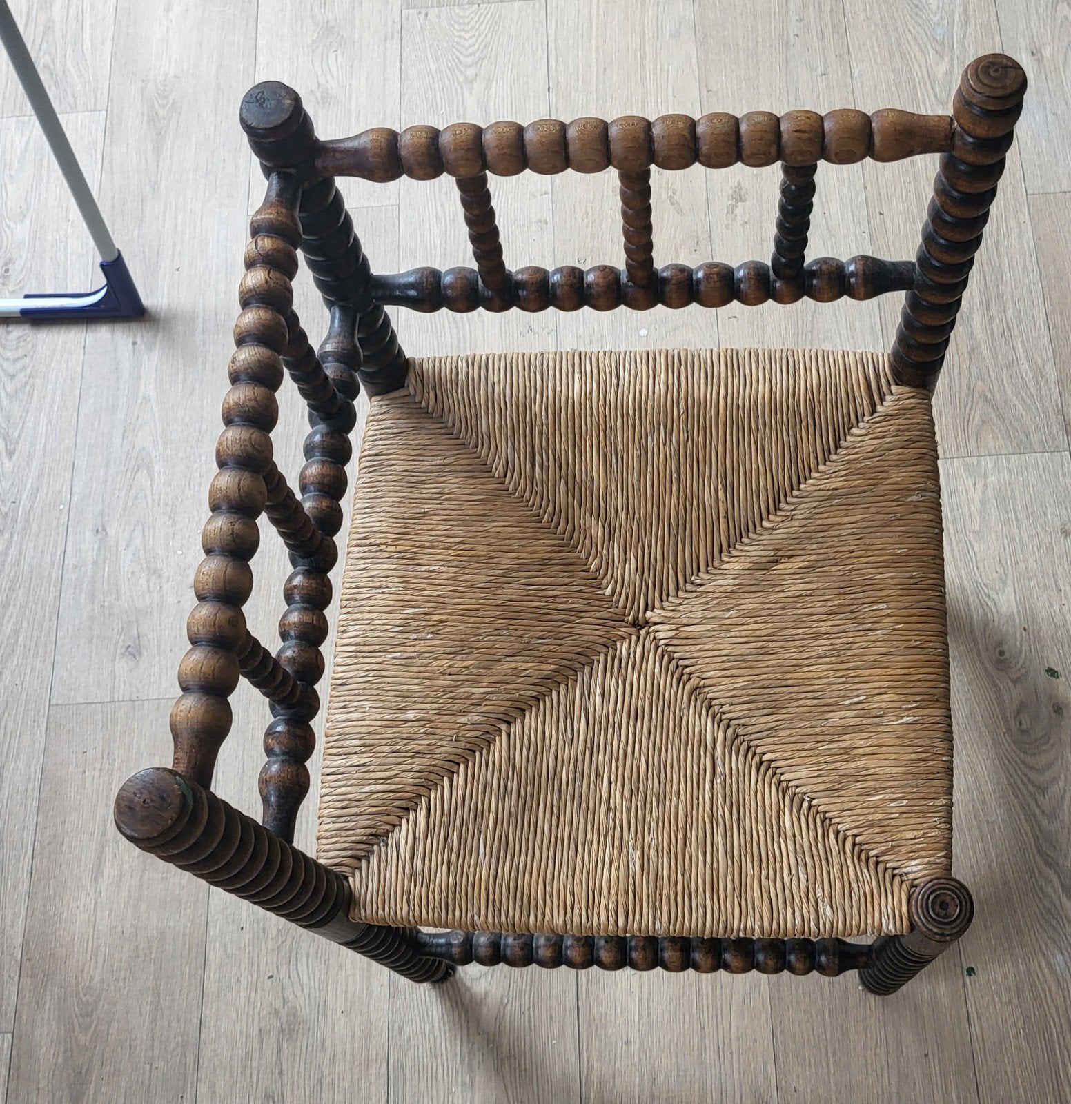 stoeltje met biezen bekleding, Ophalen