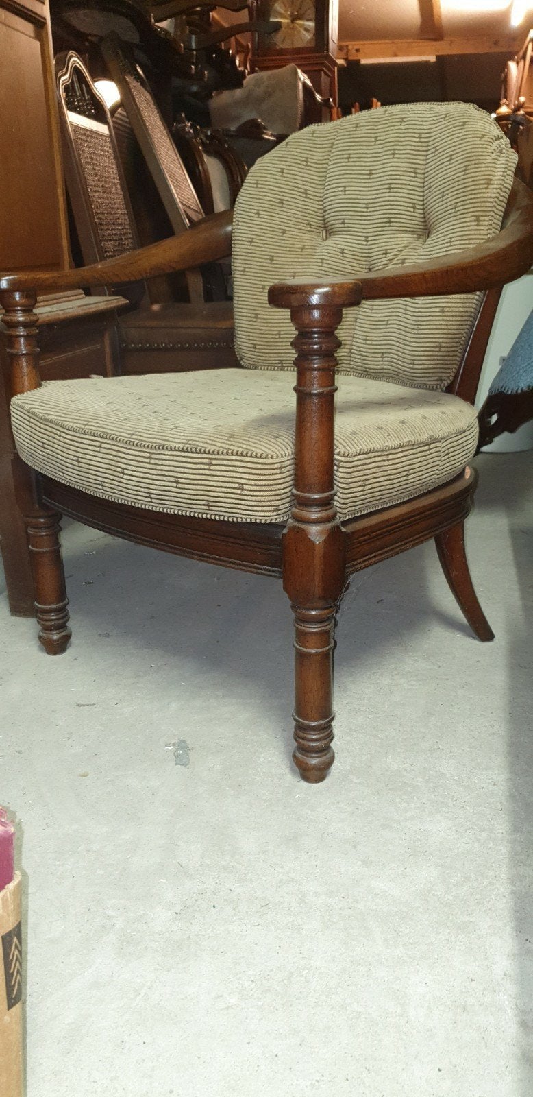 Klassieke houten armstoel met gestoffeerde zitting, Ophalen
