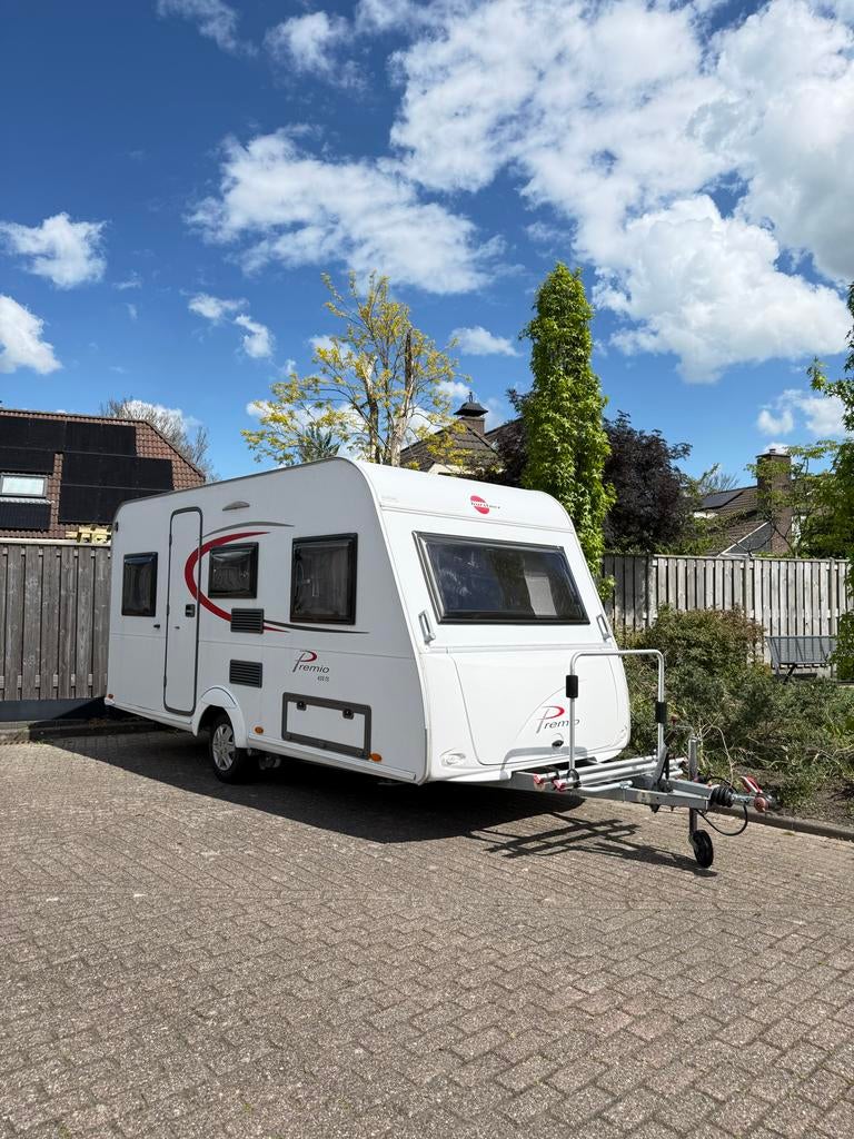 Zeer nette lichtgewicht caravan met voortent en mover, Caravans en Kamperen, Caravans, Vast bed, Particulier, Bürstner, 4 tot 5 meter