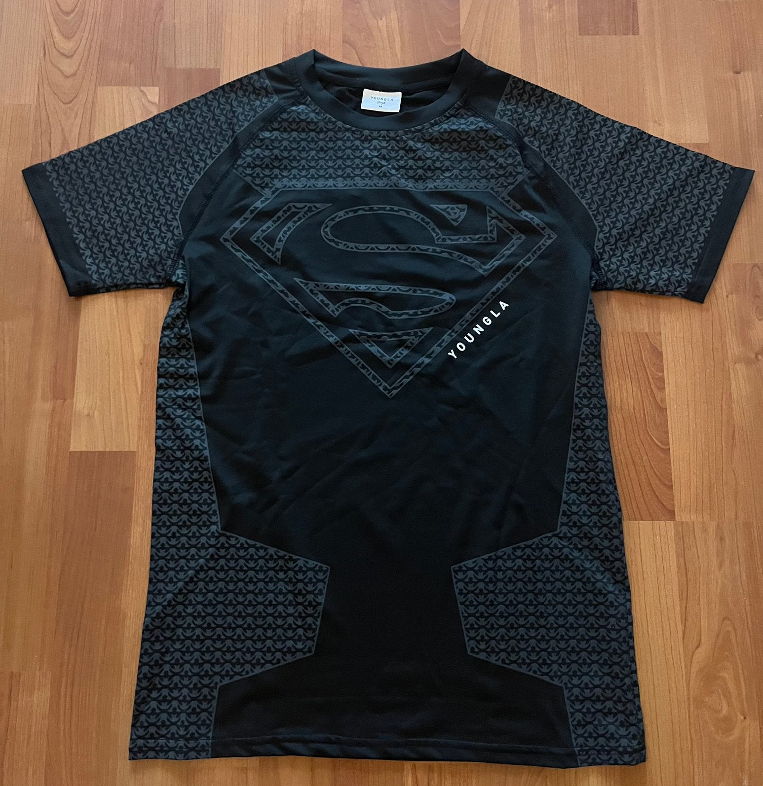 Youngla Superman T shirt Zwart Maat M Nieuw, Ophalen of Verzenden, Nieuw, Maat 48/50 (M), Zwart