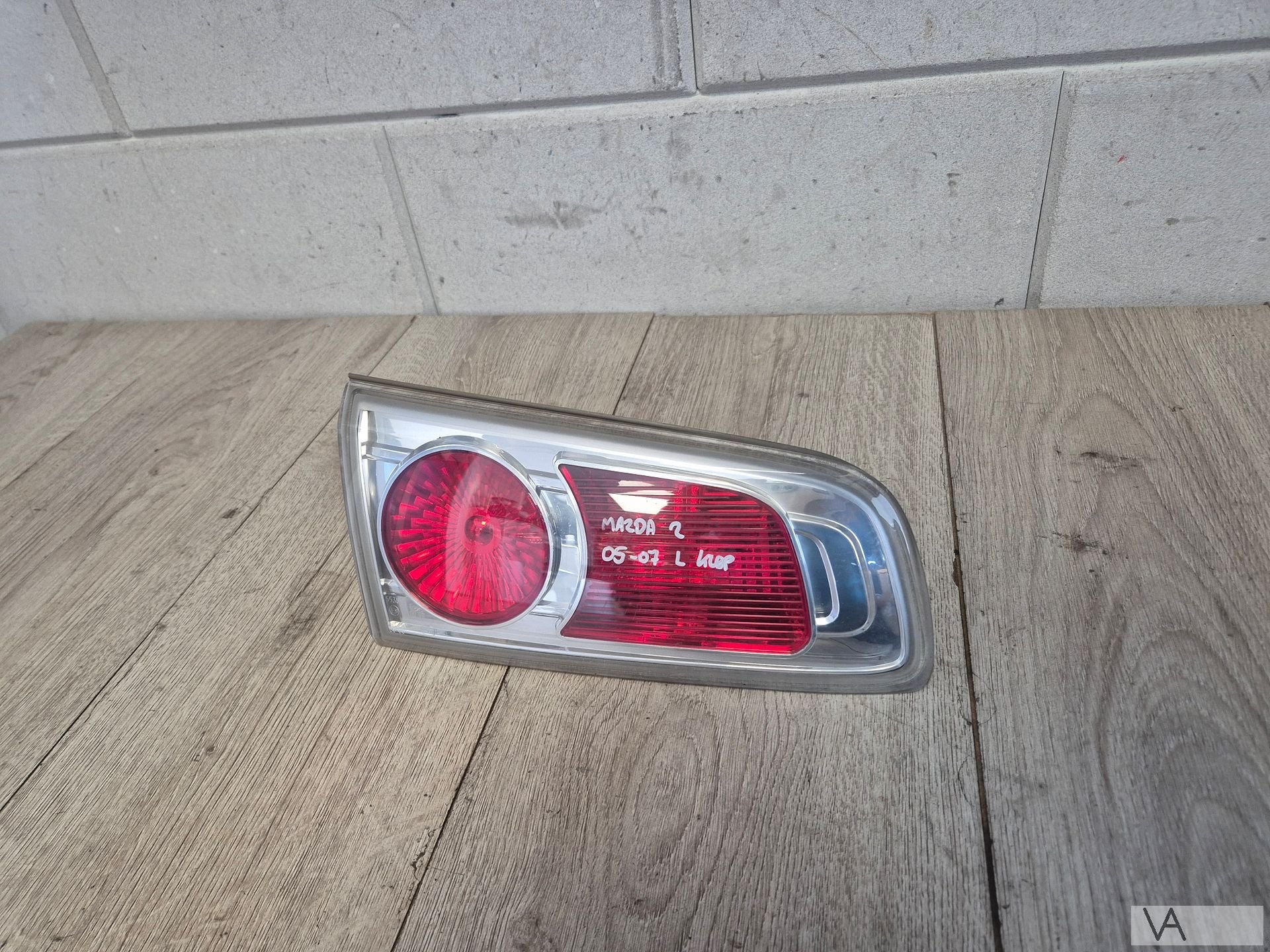 Achterlicht links op de klep van Mazda 2 2005 - 2007 €150, Gebruikt, -, -, Ophalen of Verzenden