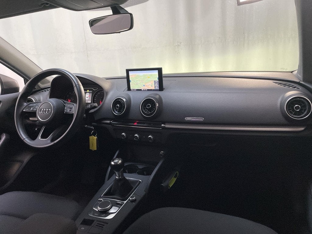 Audi A3 Limousine 30 TFSI Pro Line Navigatie Cruise Control, Auto's, Audi, Stof, Gebruikt, Navigatiesysteem, Met garantie (alle)