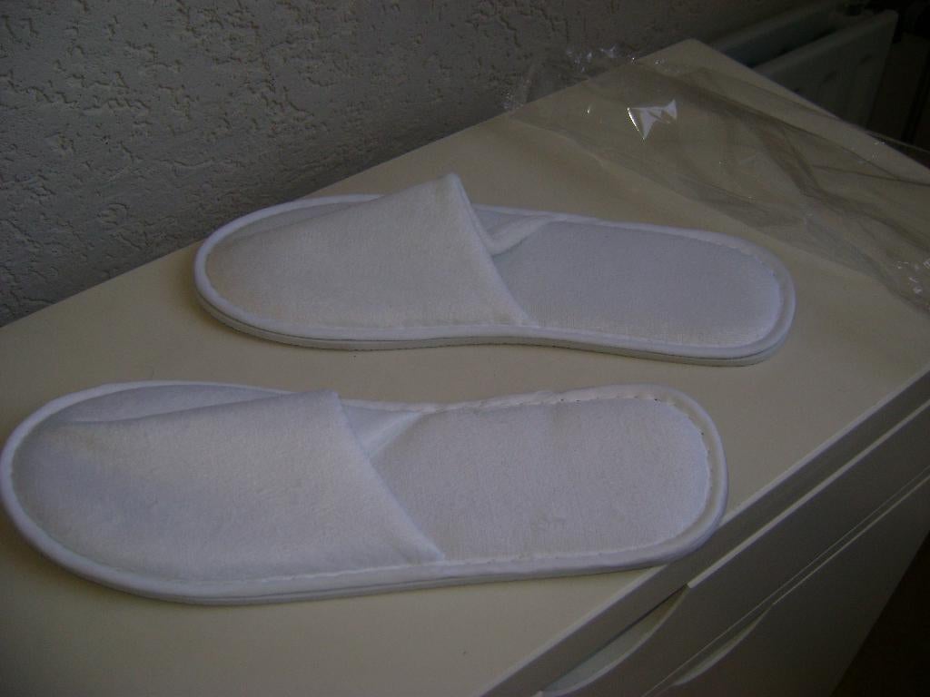 nieuwe  witte badstof slippers mt 40/41, Slippers, Wit, Nieuw, Ophalen of Verzenden