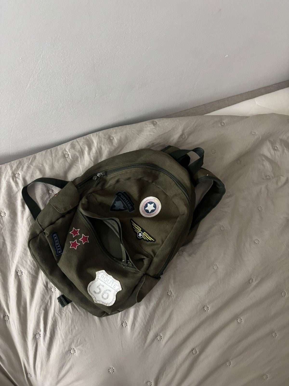 Stoere groene rugzak met patches, Sieraden, Tassen en Uiterlijk, Gebruikt, 25 tot 40 cm, 30 tot 45 cm, Ophalen