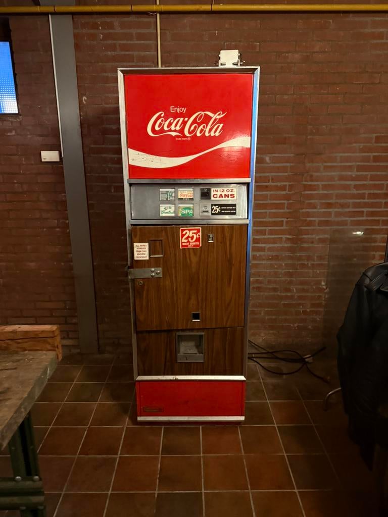 Coca cola Blikken automaat 70’s met Schade., Verzamelen, Automaten | Overige, Ophalen, Gebruikt