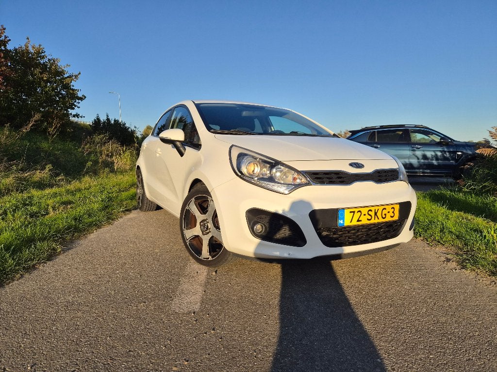 Kia Rio 1.2CVVT Plus Pack 5drs 2011– Airco, Cruise, Trekhaak, Auto's, 40 €/maand, 4 cilinders, Wit, Origineel Nederlands