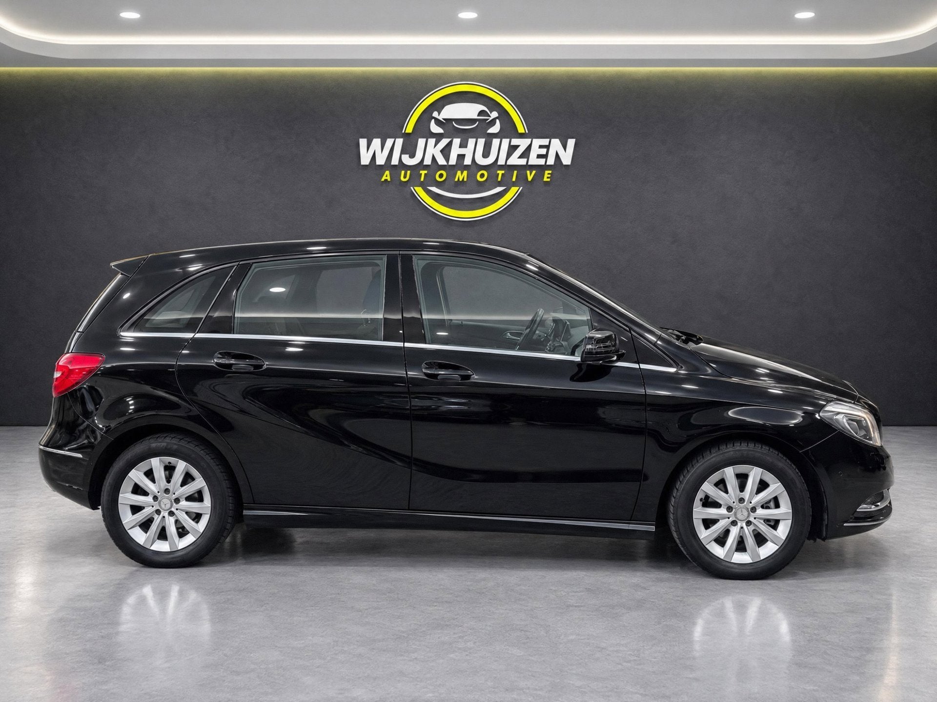 Mercedes-Benz B-klasse 180 Ambition Automaat met Airco ! Nav, Auto's, Dealer onderhouden, Gebruikt, 4 cilinders, Bi-Xenon koplampen