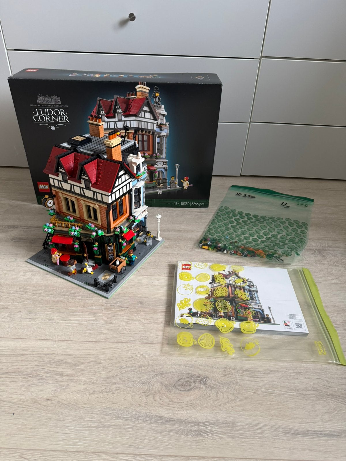 Lego 10350 Tudor Corner, Kinderen en Baby's, Ophalen, Lego, Zo goed als nieuw, Compleet