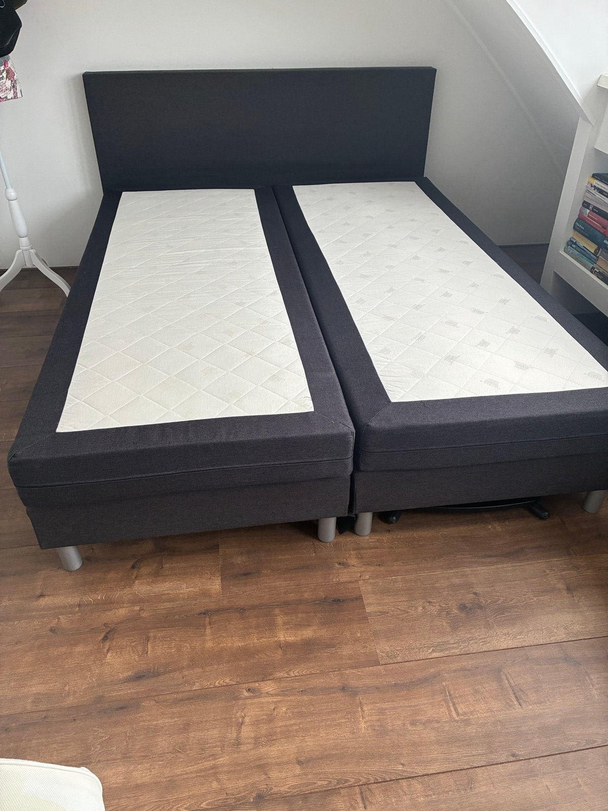 Twee bijna nieuwe boxspring matrassen (zonder frame) bed, Ophalen, 90 cm, Zwart, Tweepersoons