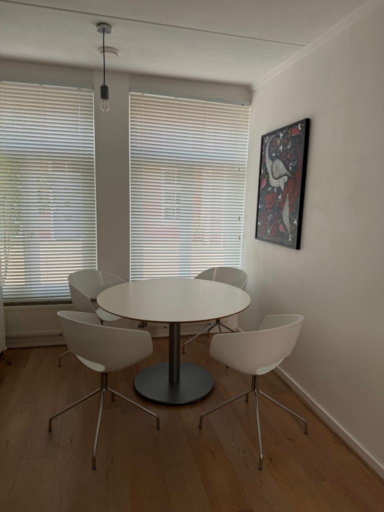Moderne ronde eettafel met 4 stoelen, Huis en Inrichting, Tafels | Eettafels, Kunststof, Rond, Ophalen of Verzenden, Zo goed als nieuw