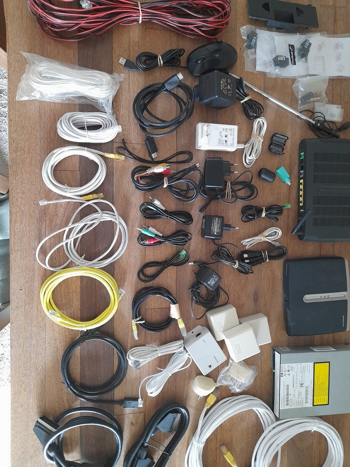 Diverse kabels en adapters: Scart, RCA, UTP, stroom, Ophalen of Verzenden, Gebruikt, Minder dan 2 meter, Scartkabel