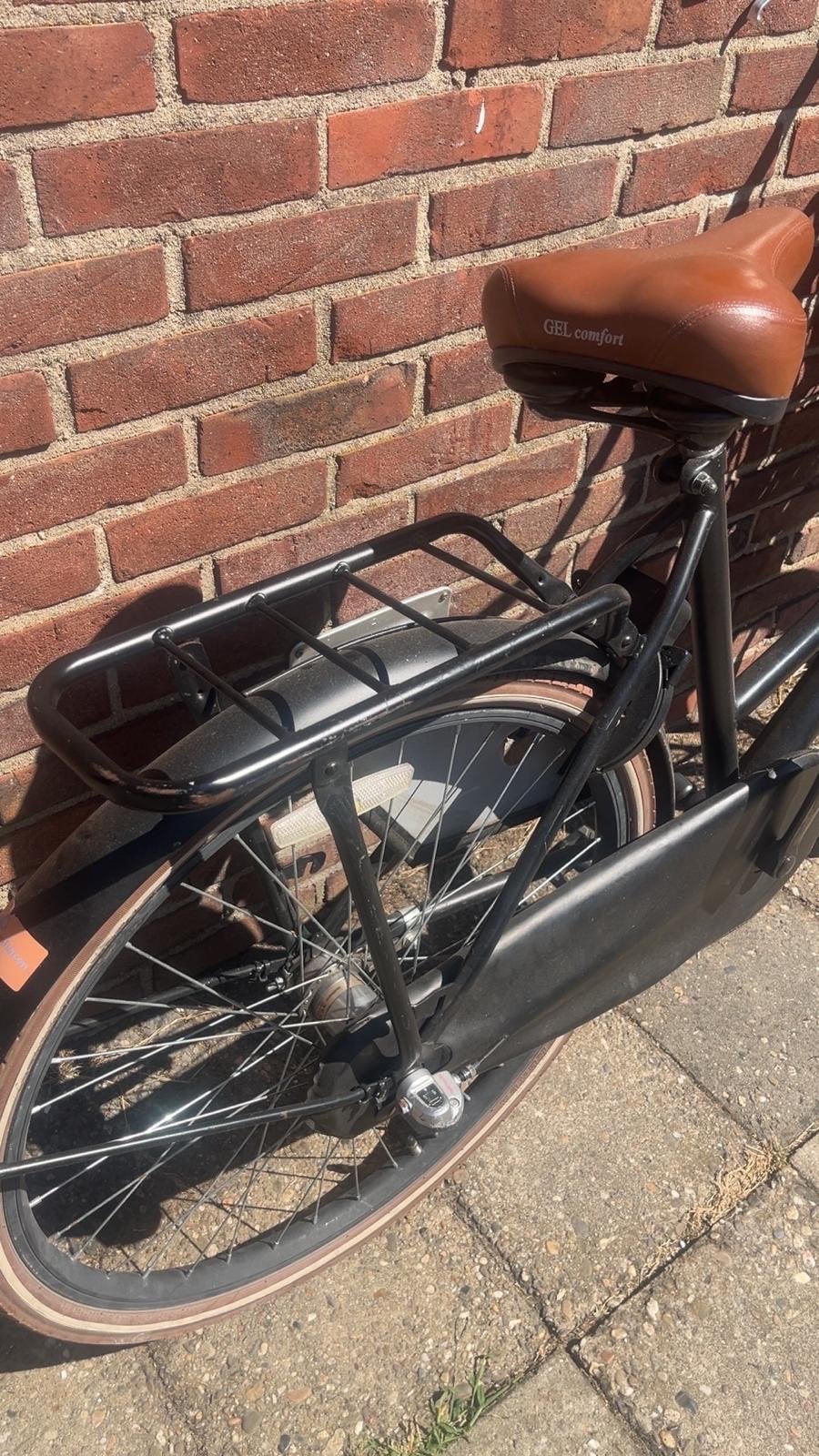 Foto 6 van Zwarte stadsfiets met mand en versnellingen