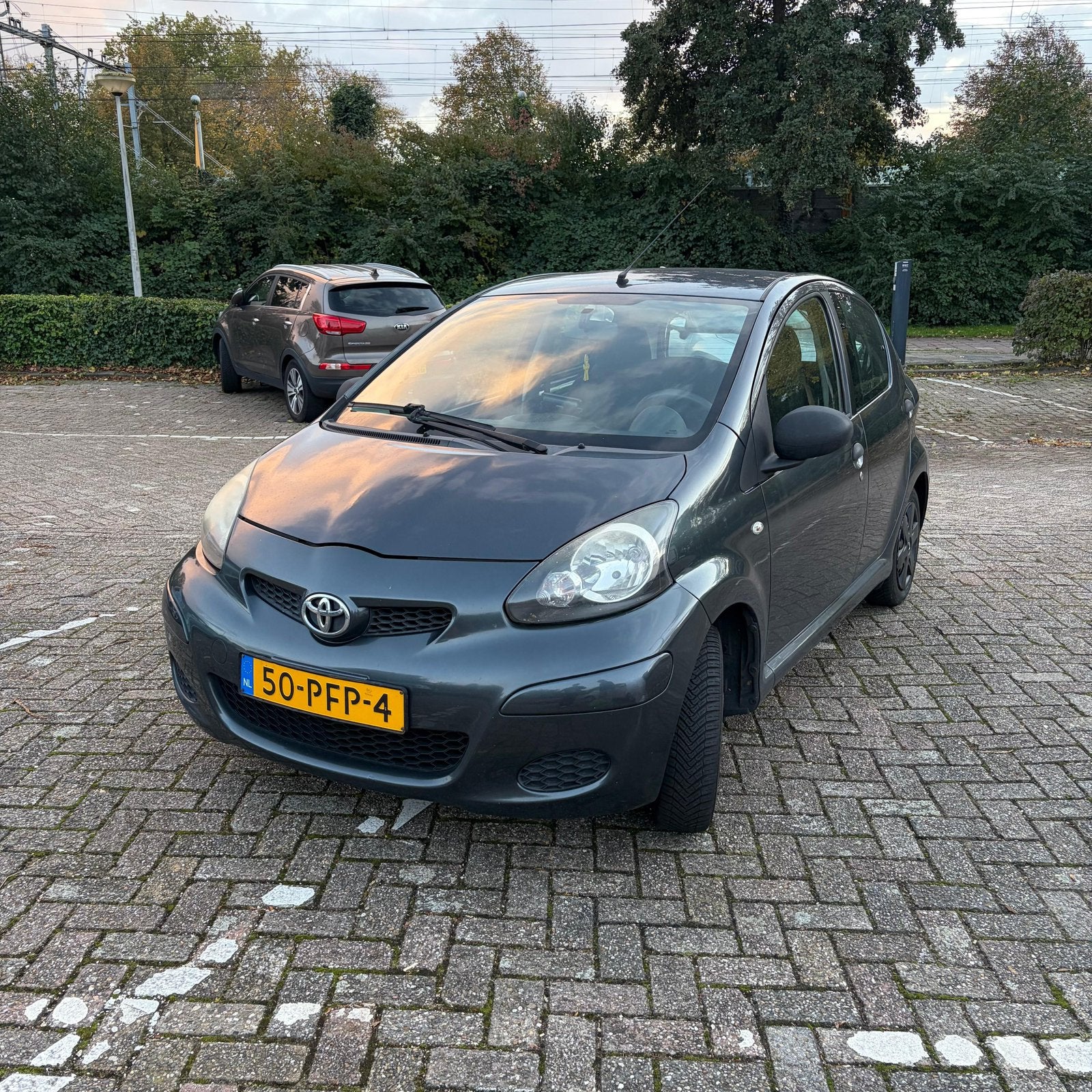 Toyota Aygo met muziekinstallatie en Apple CarPlay, Voorwielaandrijving, Stof, Zwart, 4 stoelen