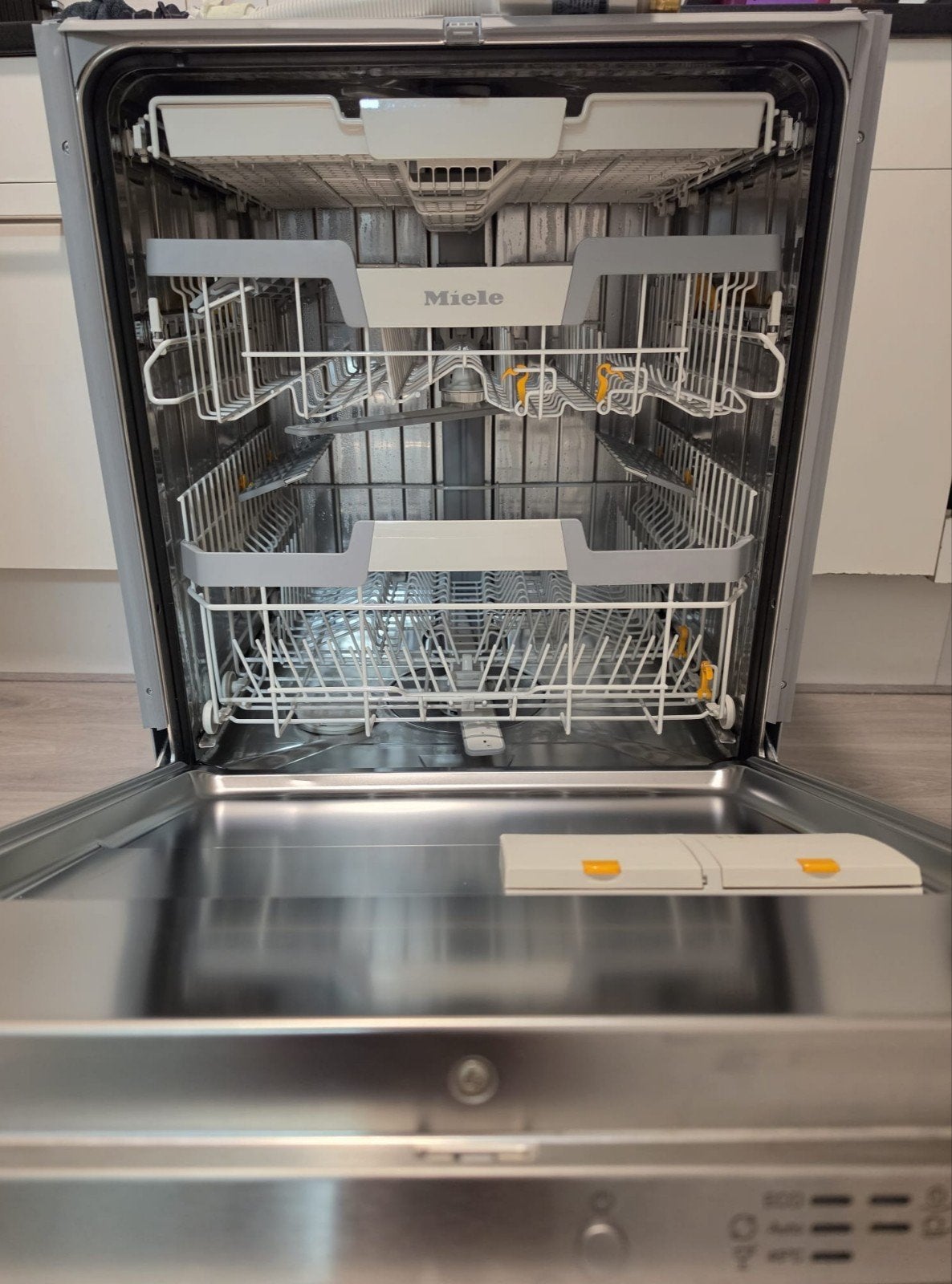 Foto 8 van Een Luxe Volledig inbouw Miele vaatwasser (uit 2024)