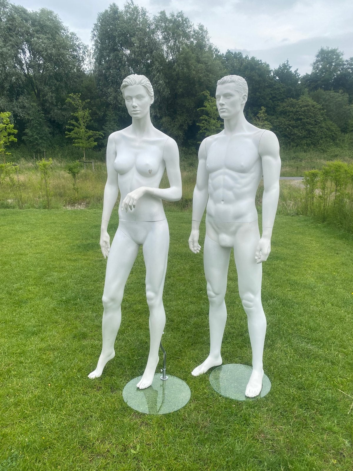 Set etalagepoppen man en vrouw met glazen voetplaten, Hobby en Vrije tijd, Overige Hobby en Vrije tijd, Gebruikt, Ophalen