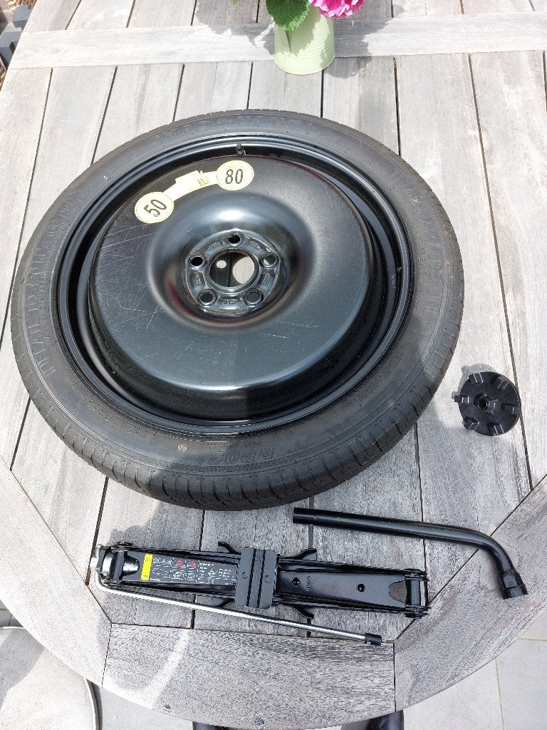 Thuiskomer voor Volvo XC40 met krik en moersleutel, Ophalen, Nieuw, Volvo