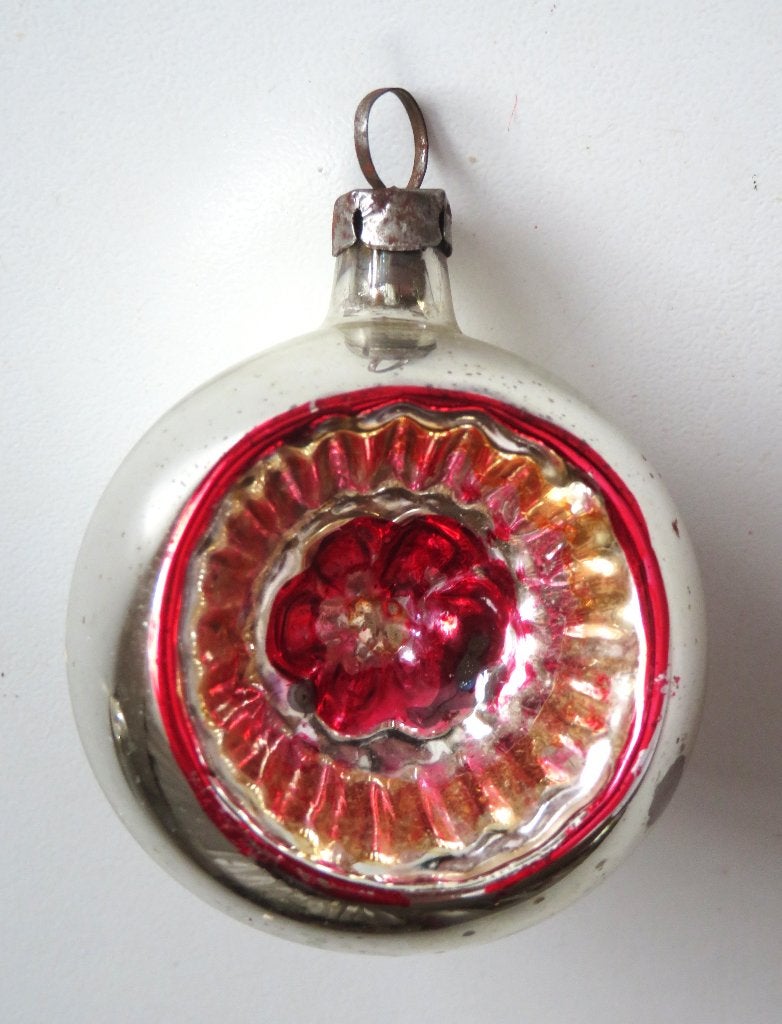 Oude Kerstbal: Deukbal met bloem ( rood en oranje ), Ophalen of Verzenden