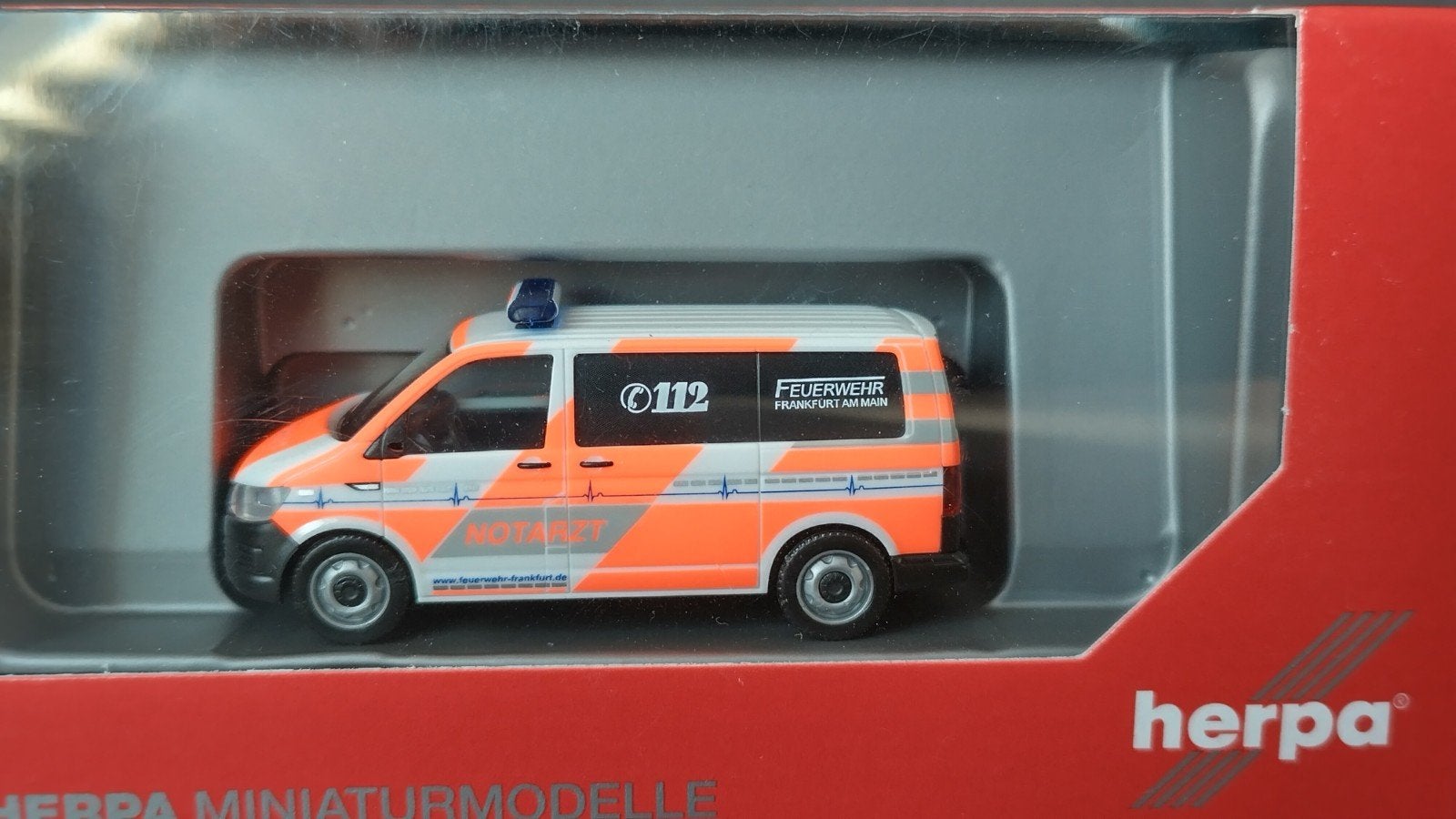 Volkswagen VW T6 Notarzt Frankfurt 1:87 Herpa Pol, Hobby en Vrije tijd, Overige merken, Auto, Verzenden, .