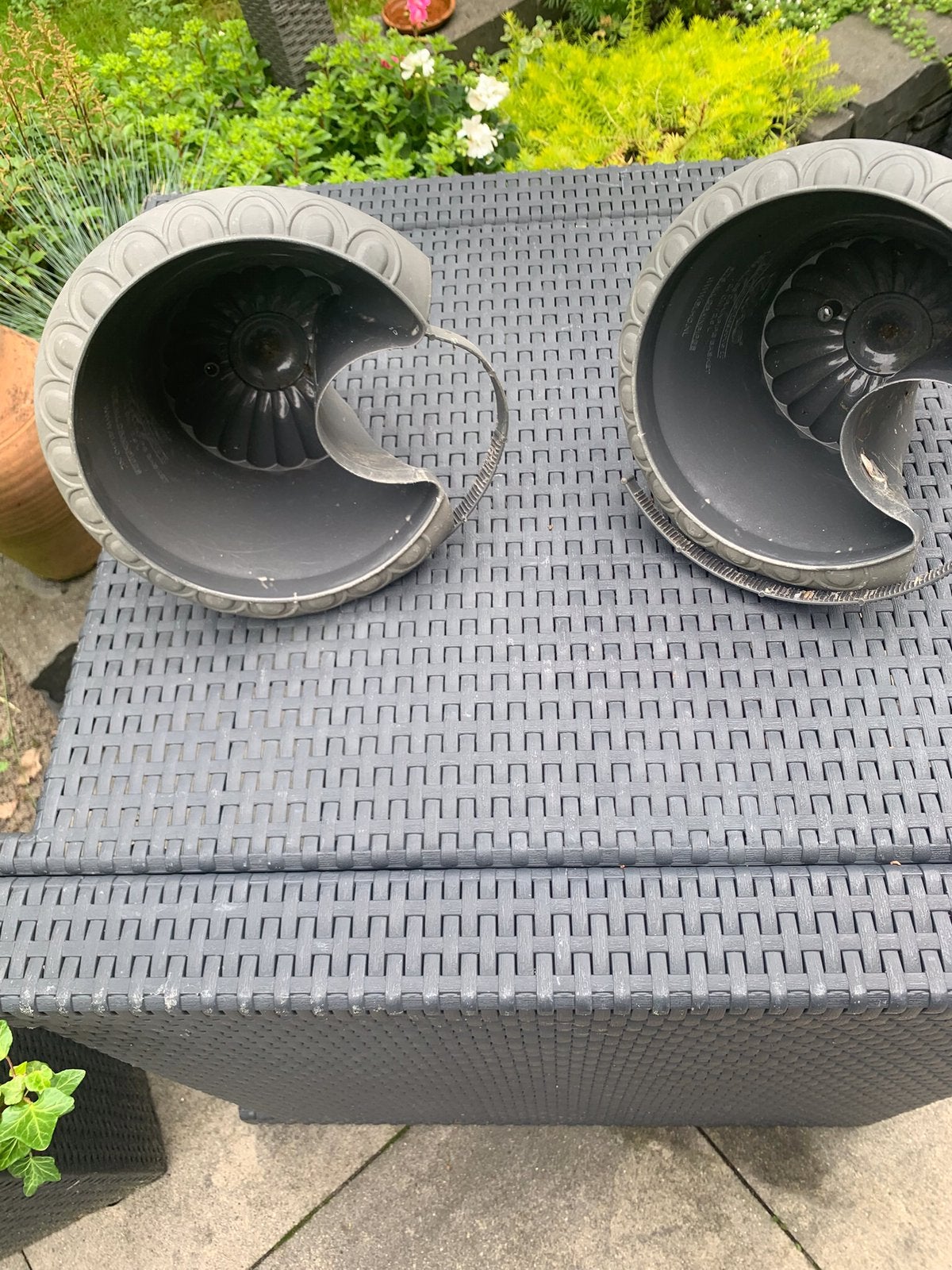 Twee hang bloembakjes, Tuin en Terras, Bloembakken en Plantenbakken, Ophalen, Kunststof, Minder dan 30 cm, Rond