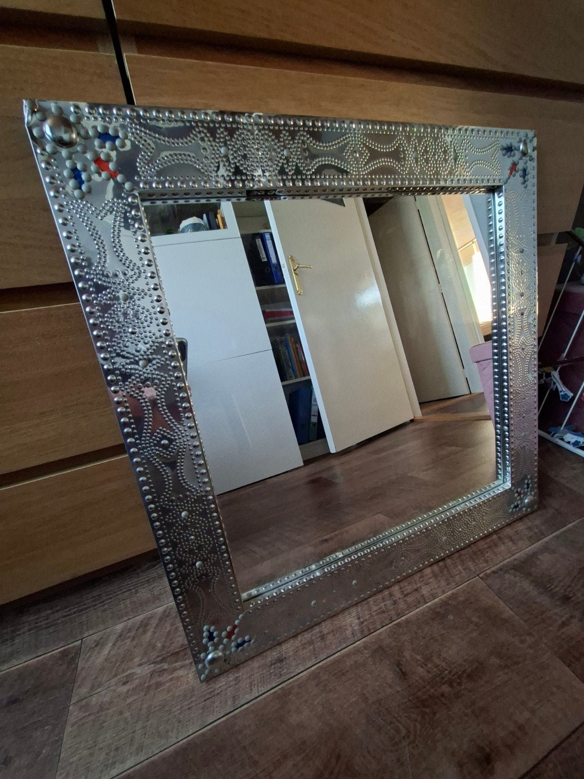 Decoratieve spiegel met metalen frame en studs, Huis en Inrichting, Woonaccessoires | Spiegels, Ophalen, Rechthoekig, 50 tot 75 cm