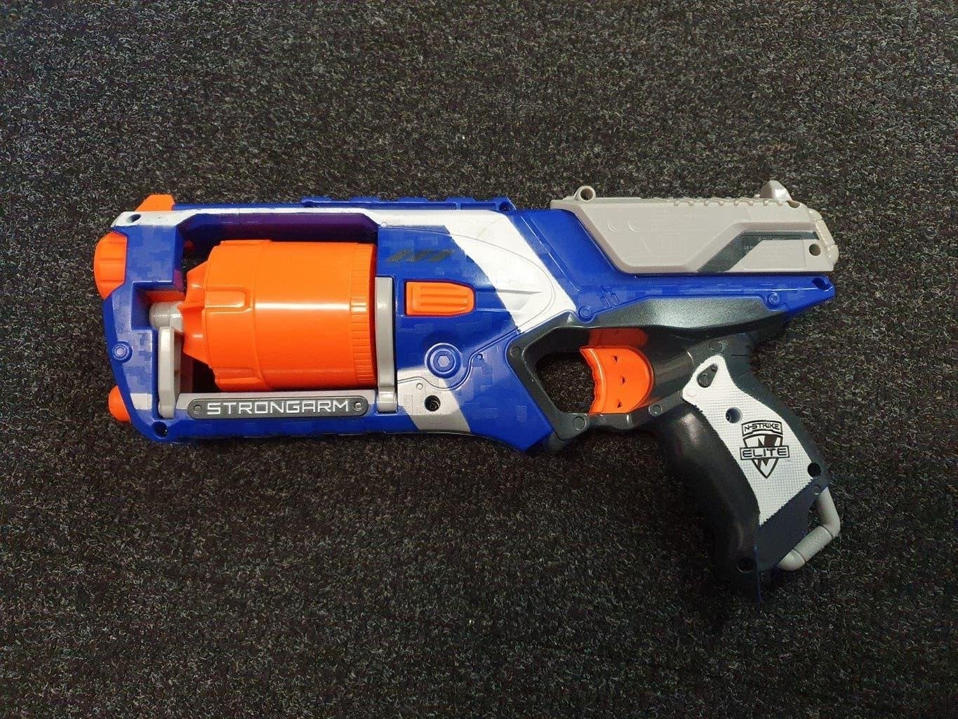 Nerf Strongarm en een kleine NERF en pijltjes erbij, Kinderen en Baby's, Speelgoed | Buiten | Actiespeelgoed, Ophalen of Verzenden