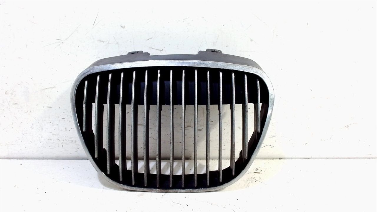Grille Seat Cordoba, Auto-onderdelen, Onderdelen@venauto.nl, Van der Ven Autorecycling B.V., Gebruikt, Ettenseweg 76, 4706 PB Roosendaal, The Netherlands