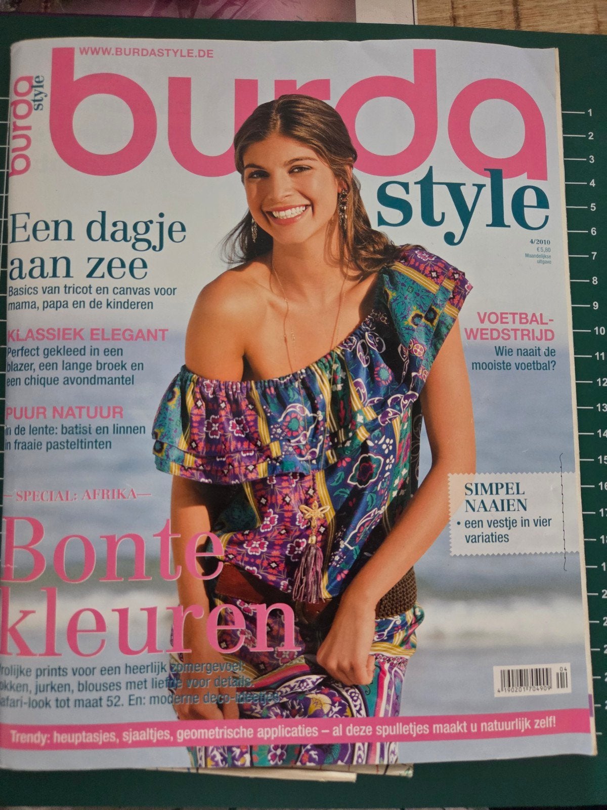 Burda Style 4/2010: Bonte Kleuren - Patronen voor iedereen, Overige typen, Vrouw, Zo goed als nieuw, Burda