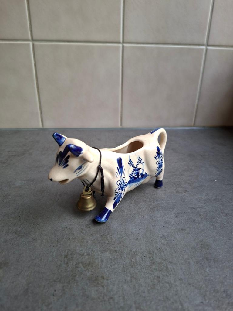 Delfts blauw decoratief melkkannetje in de vorm van een koe, Antiek en Kunst, Ophalen of Verzenden