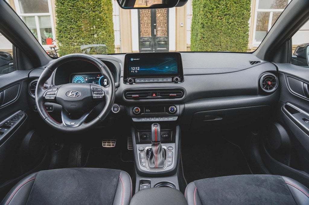 Hyundai Kona 1.6 T-GDI N-Line 199 PK | ADAPTIVE | STOELVENTI, Auto's, Hyundai, Stof, 4 cilinders, LED verlichting, Zwart