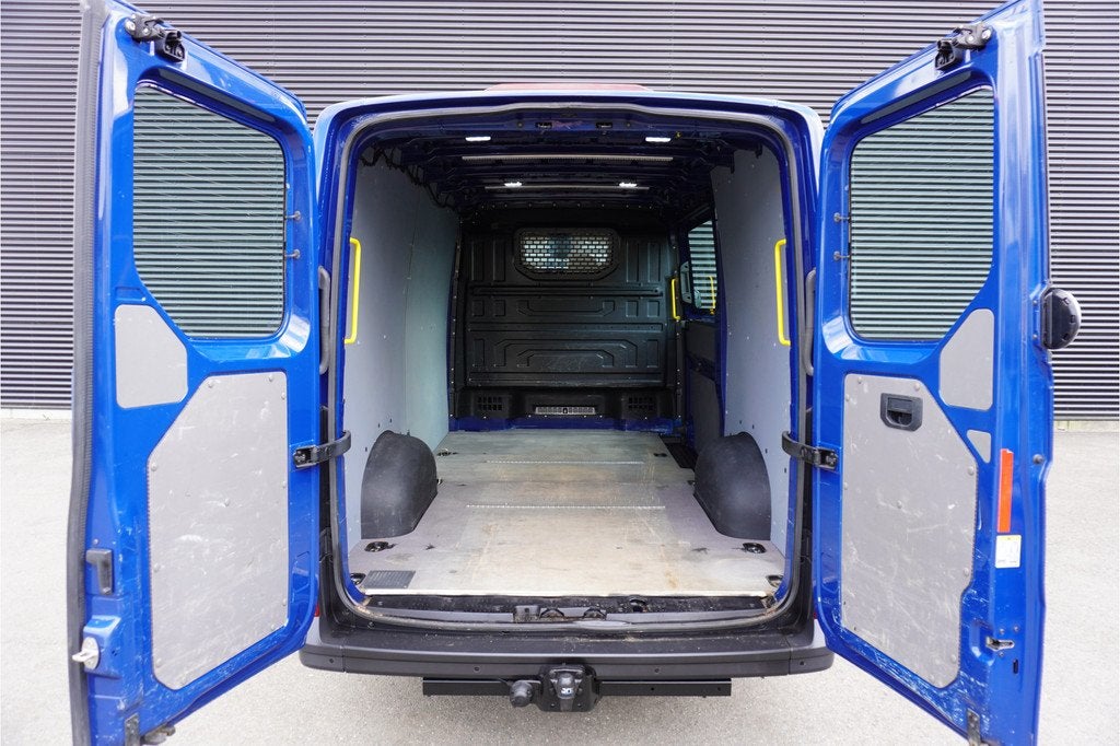 Volkswagen Crafter 35 140pk L3H3/L2H2 Navigatie Trekhaak Par, Voorwielaandrijving, Stof, Gebruikt, Zwart