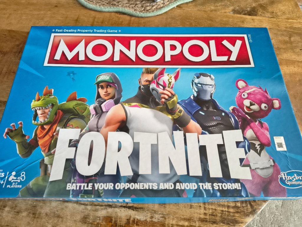 Fortnite spel en boek, Drie of vier spelers, Ophalen of Verzenden, Zo goed als nieuw