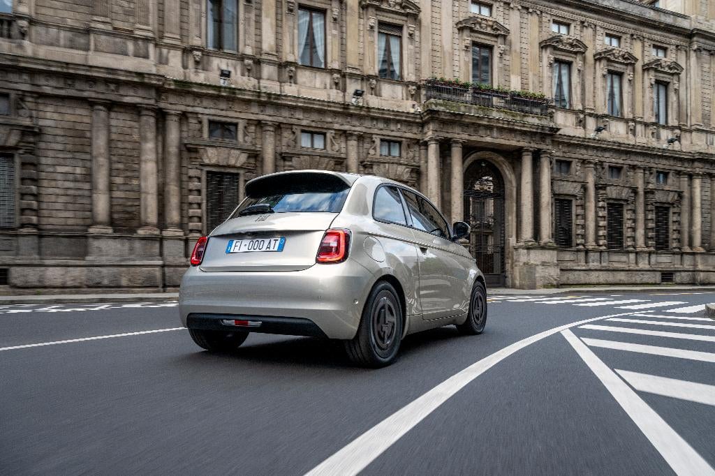 Fiat 500e 42KWH Giorgio Armani Edition, Auto's, Fiat, 118 pk, 4 stoelen, Beige, Origineel Nederlands