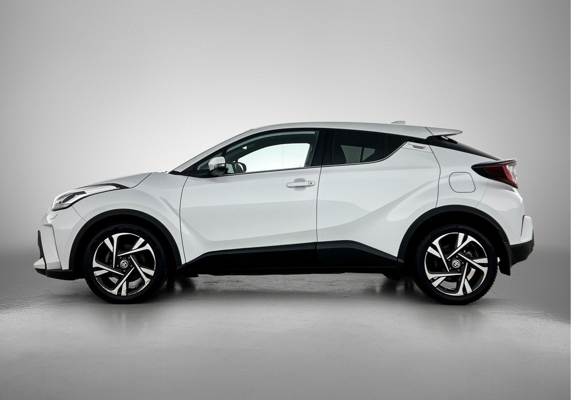 Toyota C-HR 1.8 Hybrid Style | Navigatie | Apple CarPlay/And, 4 cilinders, Leder en Stof, Wit, Bedrijf