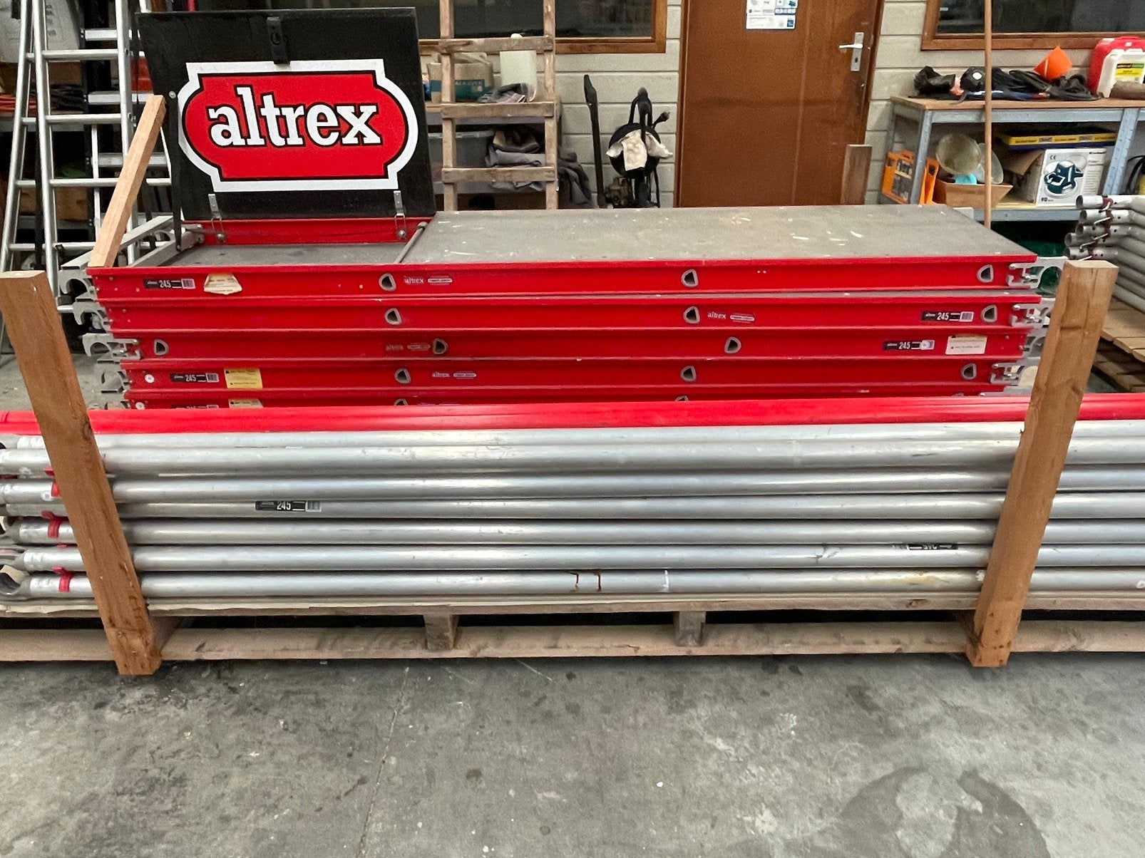 Altrex steiger, Ophalen, Zo goed als nieuw, Rolsteiger of Kamersteiger, 5 meter of hoger