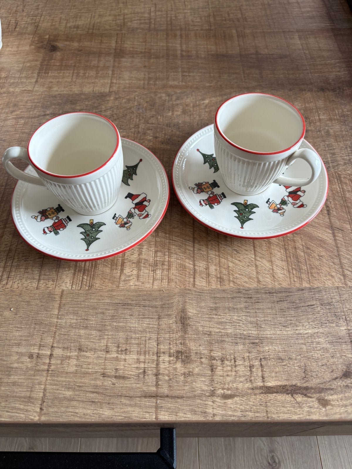 Wedgwood kerstservies windsor, Ophalen of Verzenden, Zo goed als nieuw, Wedgwood, Kop(pen) en/of Schotel(s)