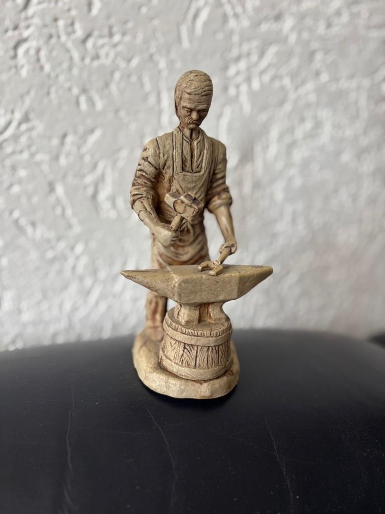Beeldje van een smid in actie, Verzamelen, Ophalen of Verzenden, Zo goed als nieuw, Dier